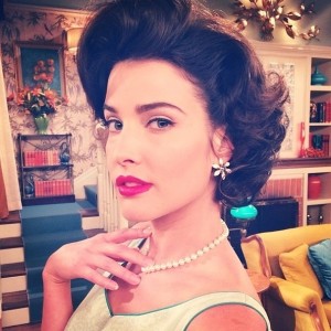 CELEBRITIES IN PEARLS: Cobie Smulders Looks Retro Chic in Pearls