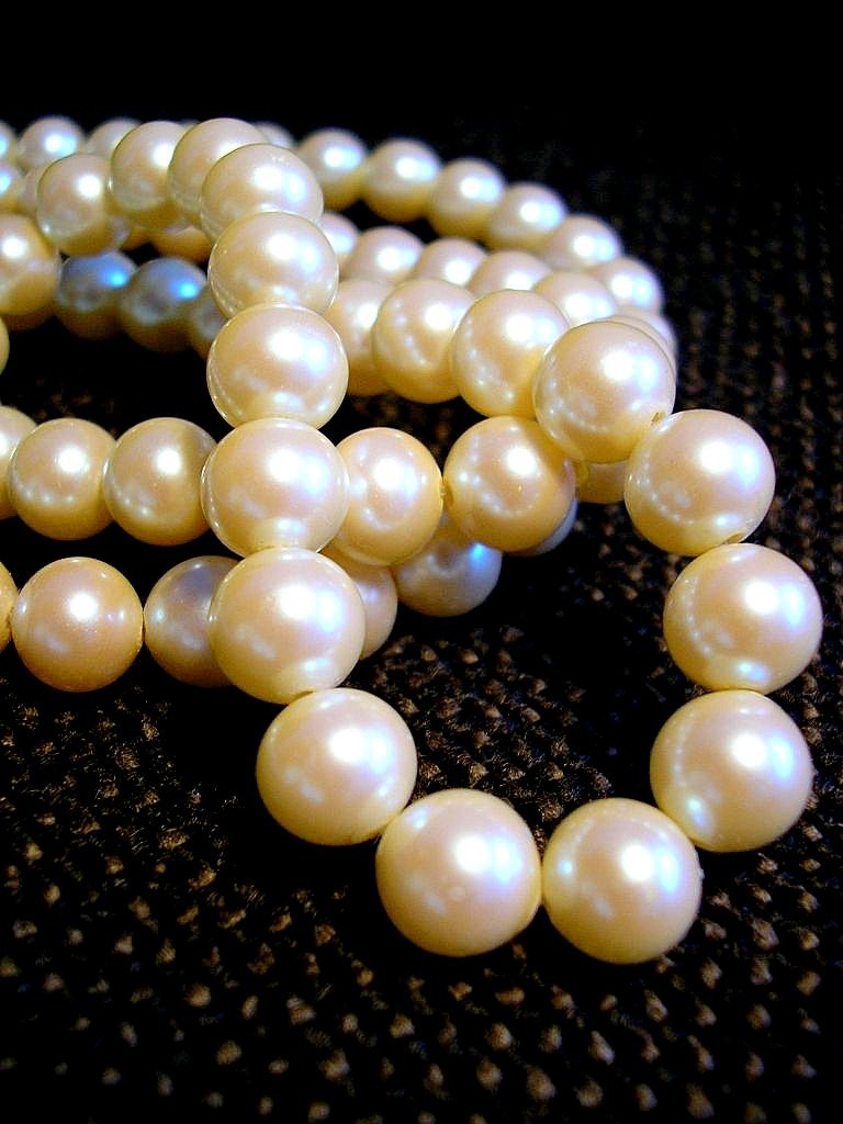 white pearl necklace closeup