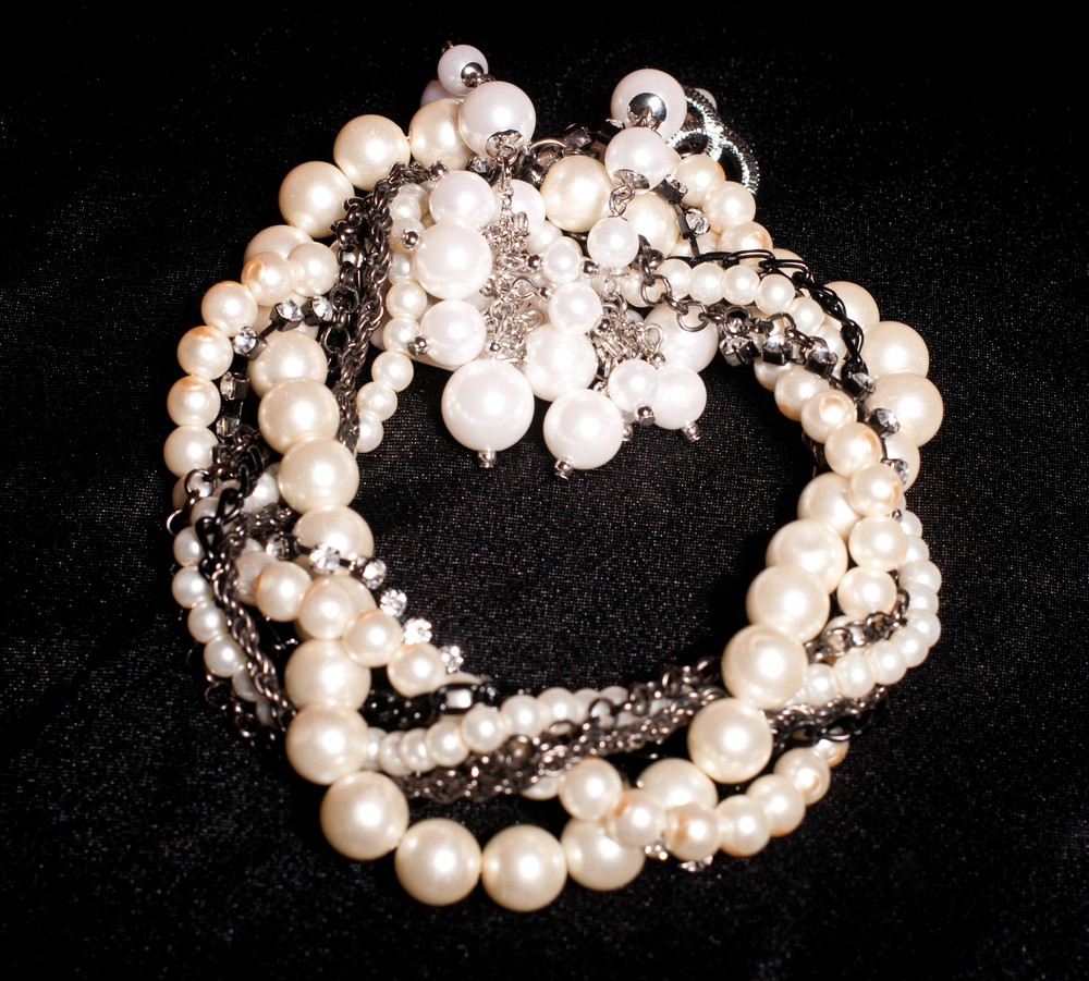 pearl choker with several strands