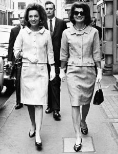 Jackie kennedy trägt Perlen