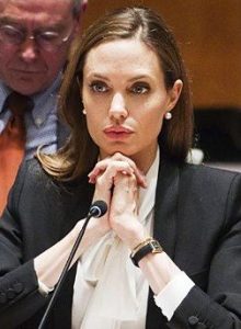 Angelina Jolie trägt Perlen