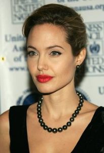 Angelina Jolie trägt Perlen