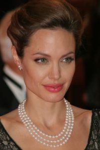 Angelina Jolie trägt Perlen