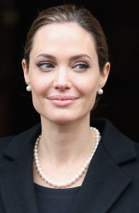 Angelina Jolie trägt Perlen