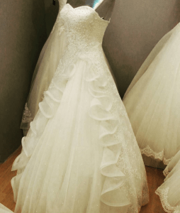 Weiße Perlperle Hochzeitskleid