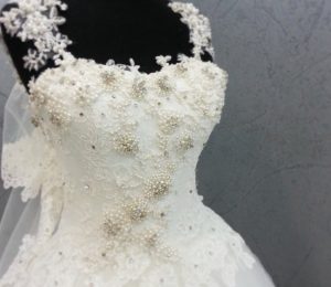 Perlenhochzeitkleid