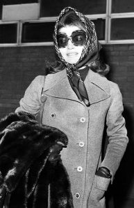 Jackie kennedy Schal und Sonnenbrille