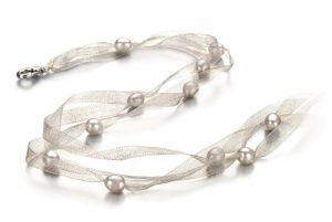 how to wear pearls like marilyn monroe