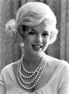 marilyn monroe wearing pearl necklace