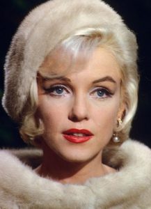 marilyn monroe wearing pearl earrings