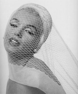 how to wear pearls like marilyn monroe