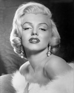marilyn monroe wearing pearl earrings