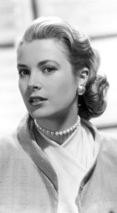 grace kelly wearing single strand pearl necklace