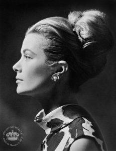 grace kelly wearing pearl earrings