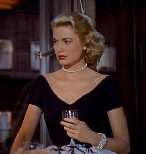 grace kelly wearing pearl necklace