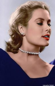 grace kelly wearing pearl necklace