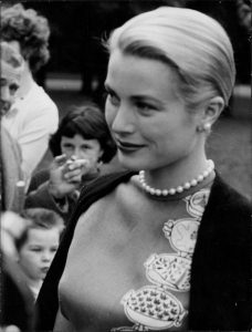 grace kelly wearing pearls