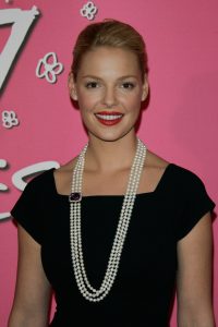 Katherine Heigl trägt eine weiße Dreifach-Strang Perlenkette