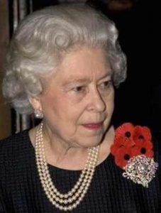 Königin elizabeth II mit einer dreifachen Strang Perlenkette
