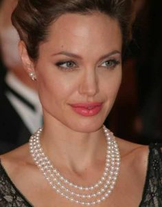 Angelina Jolie trägt eine Drei-Stand-Perlenkette