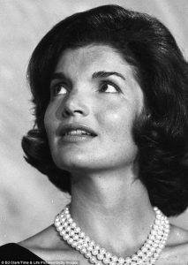 Jackie Kennedy trägt eine dreifache Strang Perlenkette