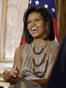 michelle Obama mit einer Perlenkette mit drei Strängen