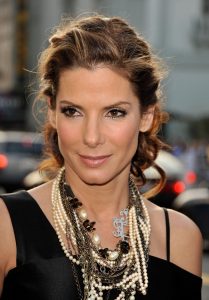 sandra bullock wearing chunky pearl necklace