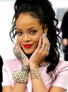 Rihanna trägt Doppelstrang-Armbänder