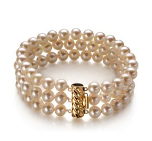 Weißes Perlenarmband mit drei Steinen