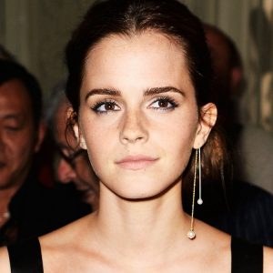 ema Watson trägt große Perlenohrringe