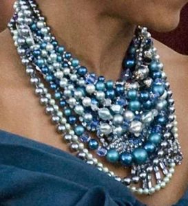 michelle obama wearing blue pearl necklaces 