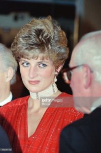 Prinzessin Diana trägt Perlen