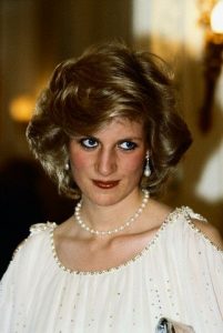 princess diana wearing pearl necklaces