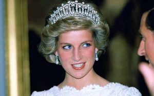 princess diana wearing pearl earrings