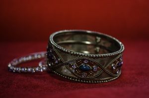 coordinate a pearl bracelet