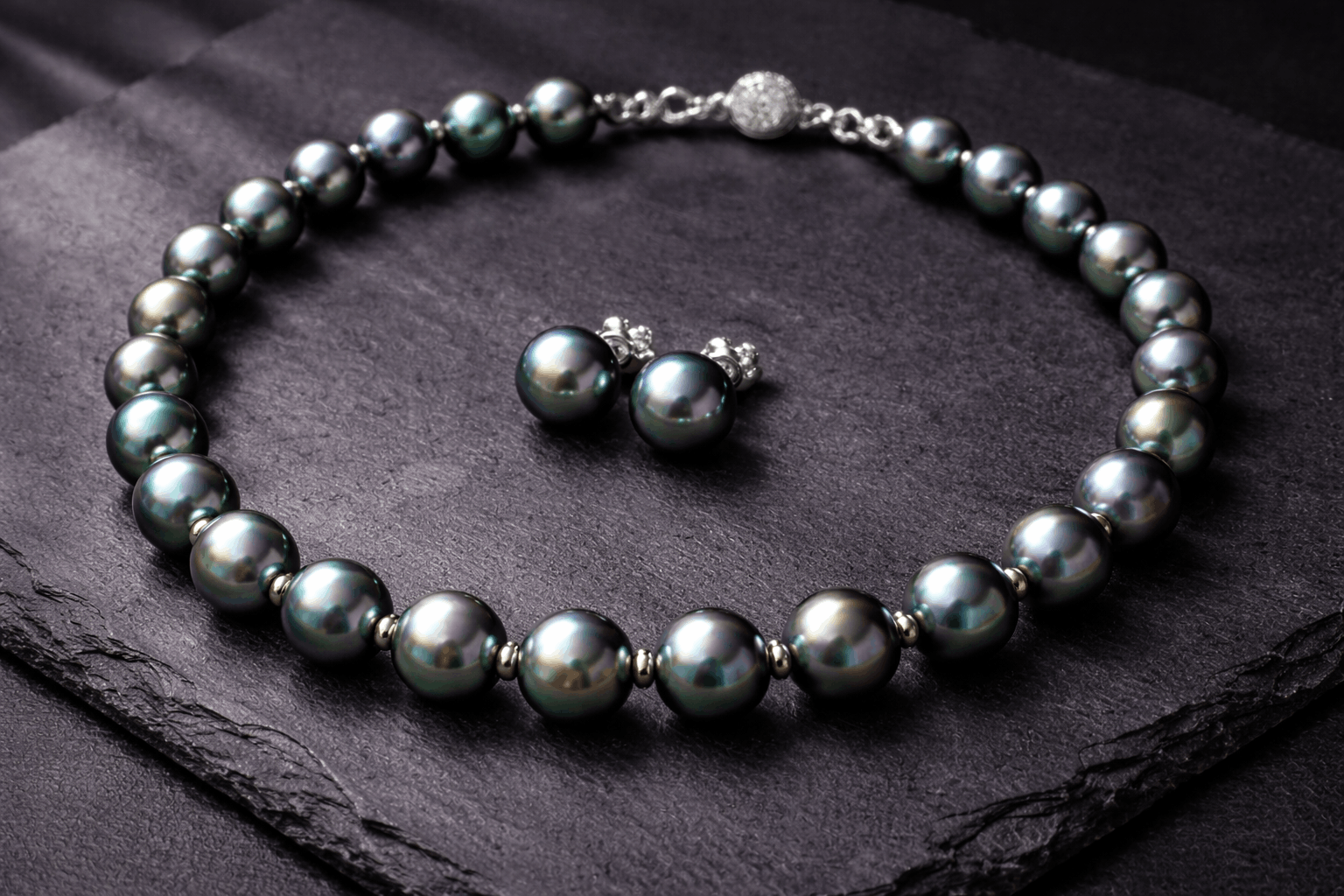 pearlsonly-blog-109-image-5-pearl - Schwarze Perlenkette-und-Ohrringe-Set - Perlen Schmuck - pearlsonly